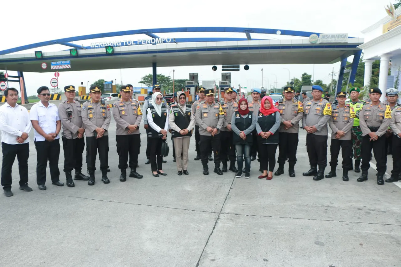 Tingkatkan Pengamanan Nataru, Kapolda Jatim Tinjau Pos Pelayanan di Sejumlah Daerah