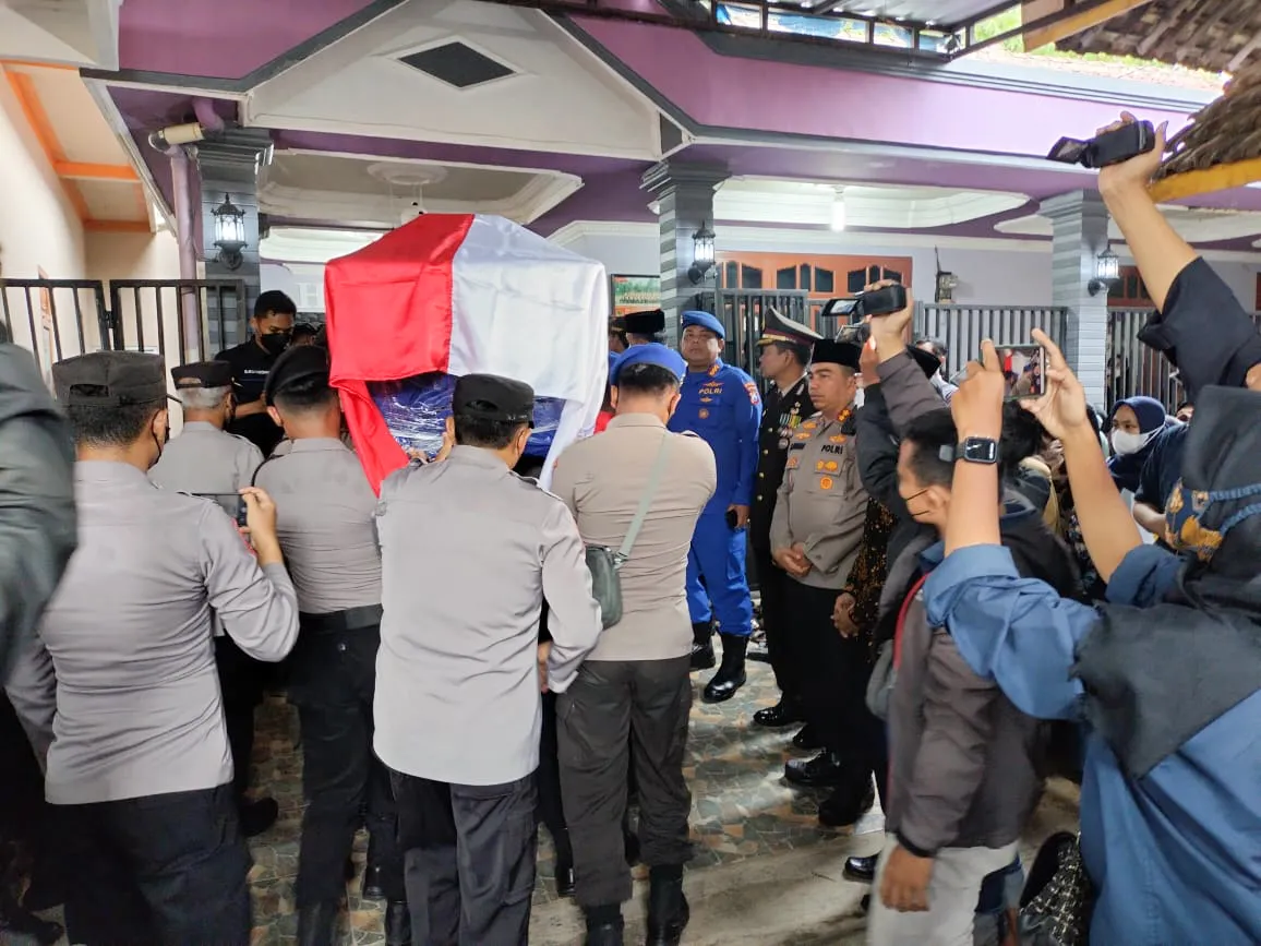 Dirpolairud dan Karo SDM Polda Jatim Sambut Kedatangan Jenazah Briptu Muhammad Khoirul di Rumah Duka