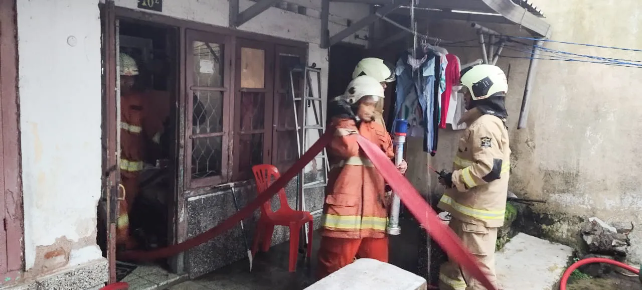 Terjebak Kebakaran Rumah di Banyu Urip, Seorang Lansia Alami Luka Bakar Serius