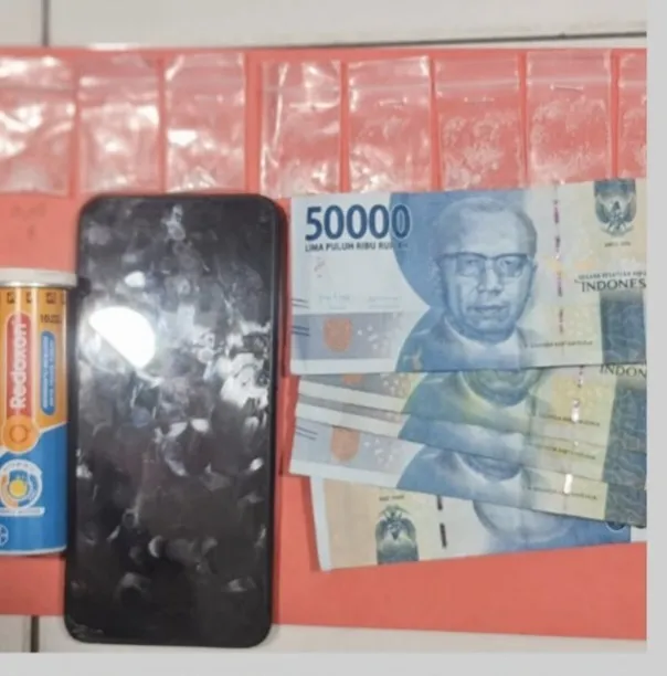 Simpan Sabu dalam Botol Vitamin