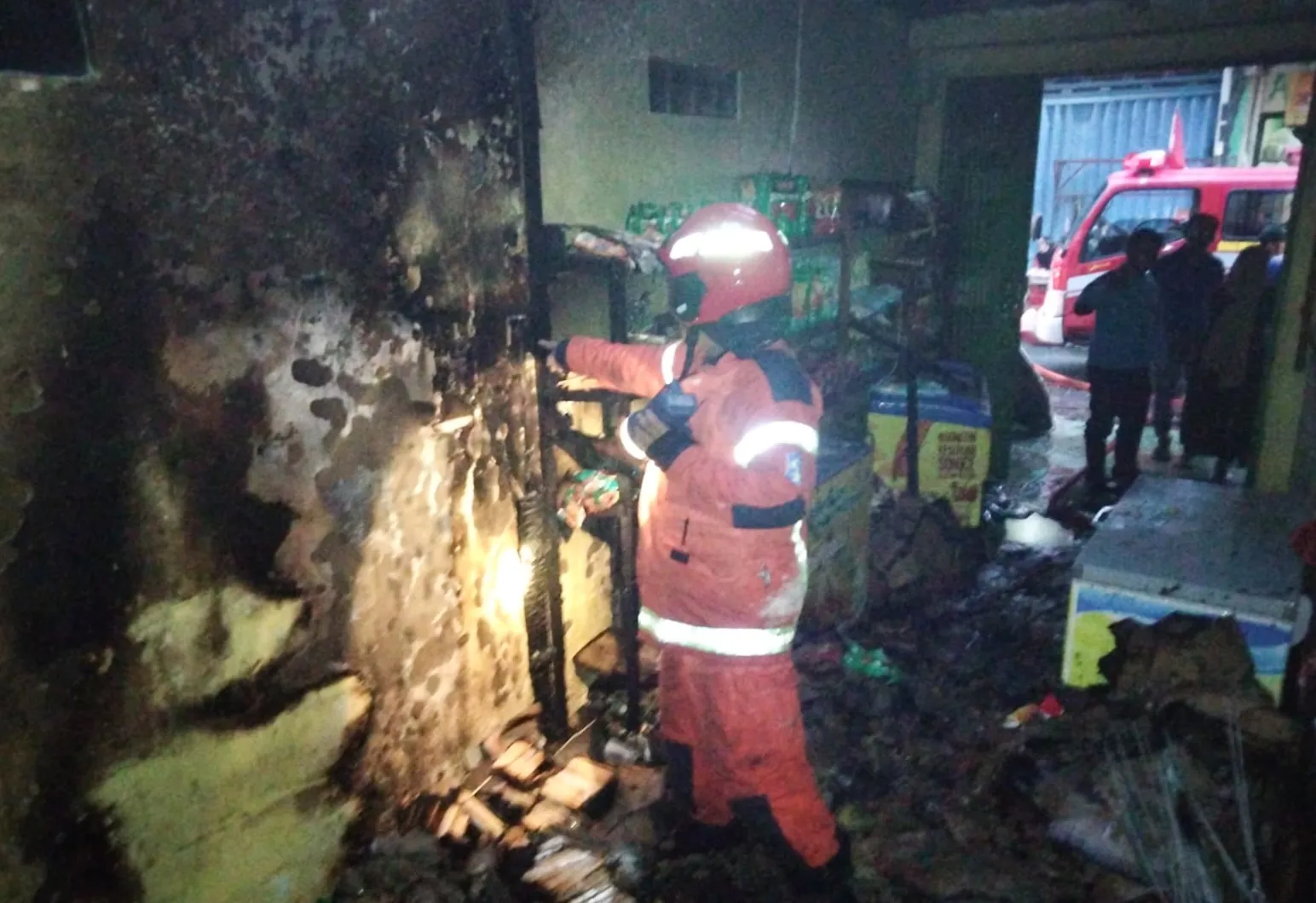 Diduga Korsleting Listrik, Toko Kelontong di Putat Jaya Dilalap Si Jago Merah
