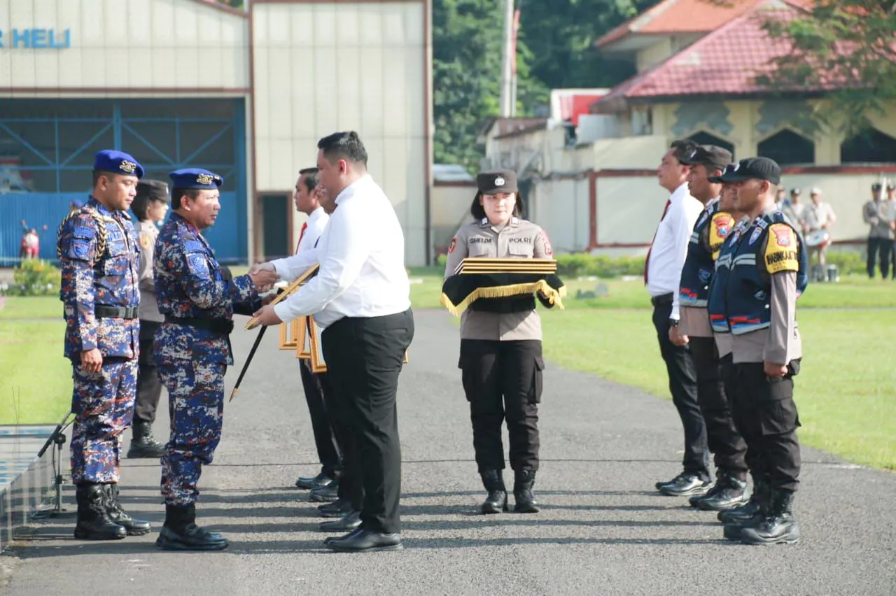 Peringati HUT Polairud ke-72, Kapolda Jatim Beri Penghargaan Kepada 9 Personel Berprestasi
