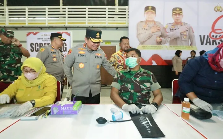 Kapolda Jatim Tinjau Vaksinasi di Gresik