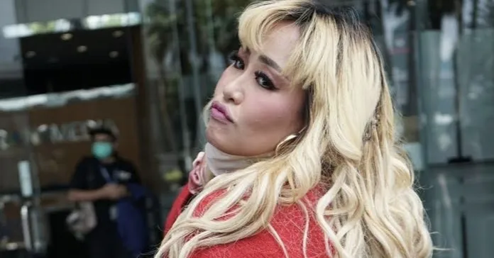 Pinkan Mambo Murtad karena Terlilit Hutang