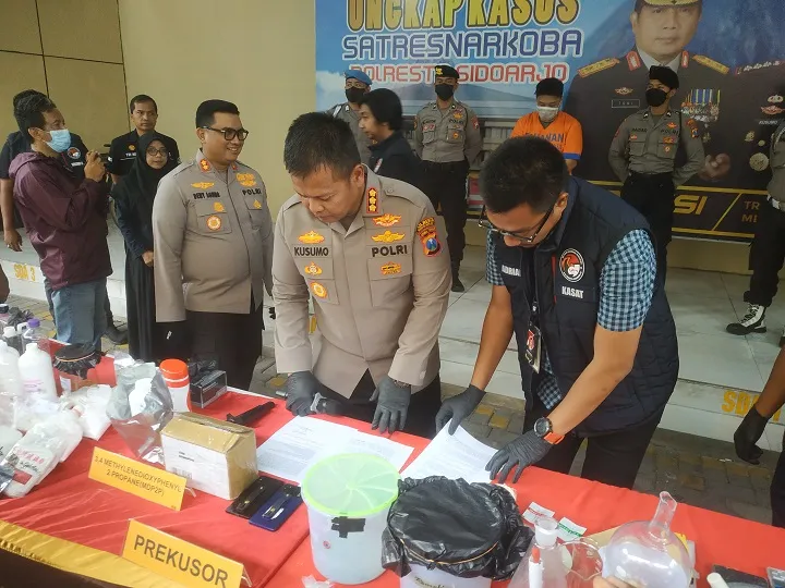 Produksi Pil Ekstasi, Ojol Residivis Narkoba Dibekuk Polresta Sidoarjo