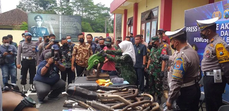 Bupati Blitar Potong Knalpot Motor Brong