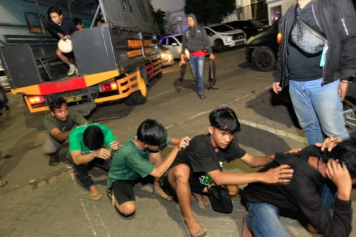 Wali Kota Eri Razia Gangster, Puluhan Pemuda Diamankan