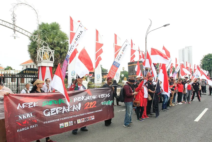 Ratusan Massa "Arek Suroboyo" Unjuk Rasa Tolak Reuni 212