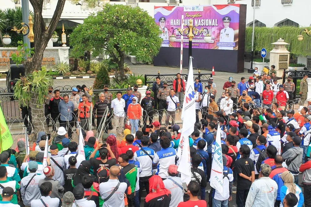 Ratusan Buruh Demo Kantor Gubernur Jatim, Tuntut Kenaikan UMK 13%