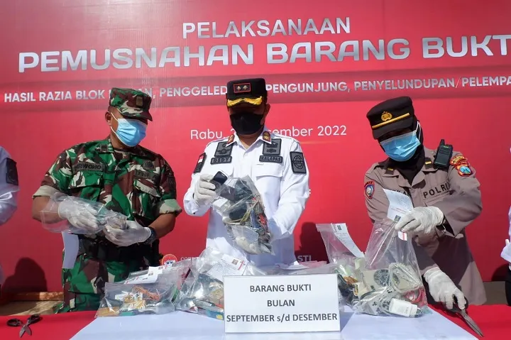 Lapas Mojokerto Musnahkan Barang Bukti Sitaan Razia