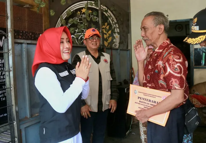 Bupati Ikfina Serahkan Bansos Kepada Warga Terdampak Angin Puting Beliung