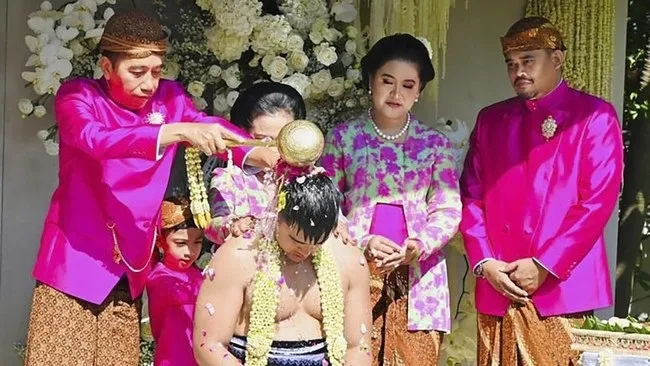 Kaesang Diguyur Air dari 7 Sumber oleh Luhut, Iriana Menangis