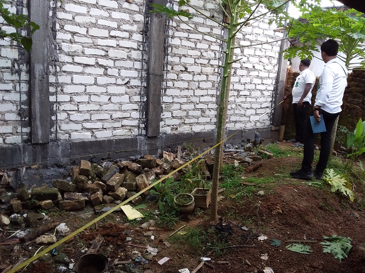 Petugas BPN Lakukan pengukuran atas lahan milik Moh. Anwar Desa Gapura Barat Sumenep. SP/Ainur Rahman