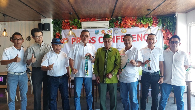 Ketua PGI Jatim Deddy Suhayadi bersama Panitia Open Golf Tournament Junior & Amateur dalam acara konferensi pers di Surabaya, Rabu (28/92022).