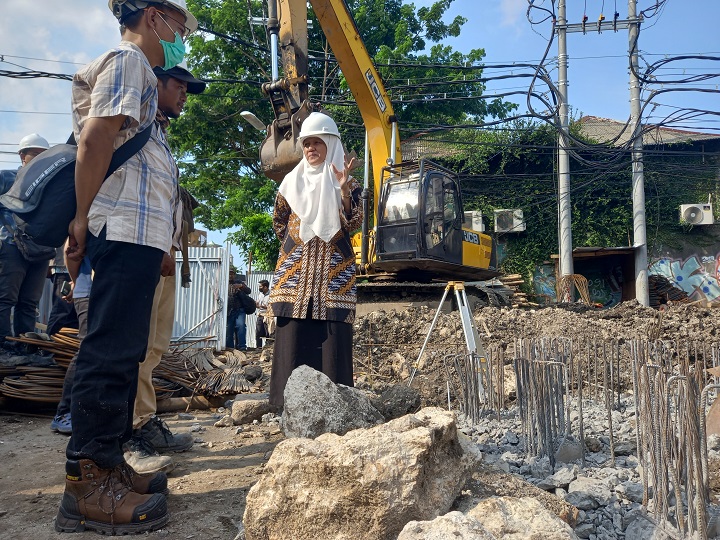 Wakil Ketua Dewan Perwakilan Rakyat Daerah (DPRD) Kota Surabaya Reni Astuti saat melakukan sidak proyek pembangunan saluran air di Jl. Pahlawan, Jumat (28/10) kemarin. 