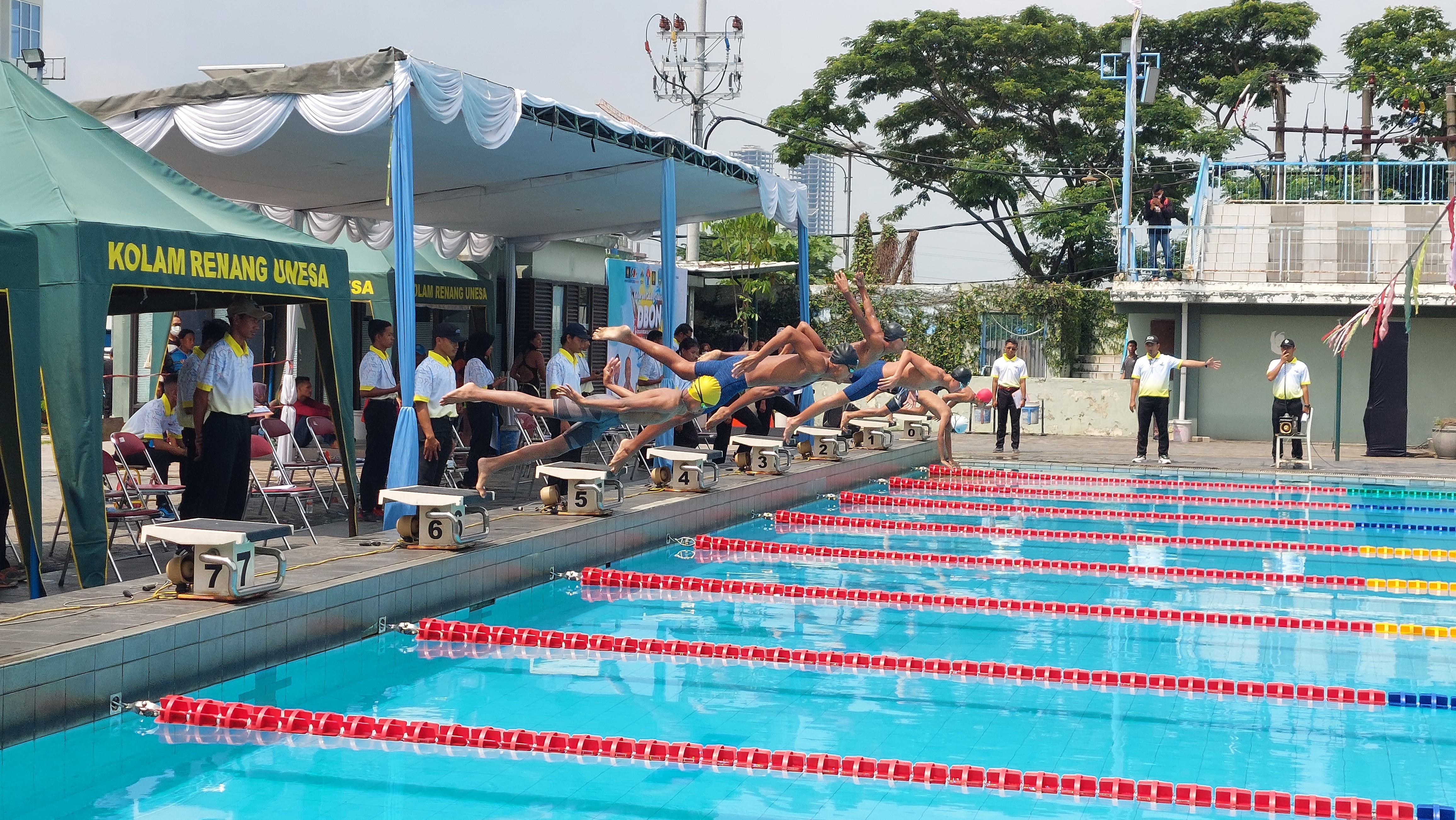 Peserta Kejuaraan DBON Cabor Renang di Kolam Renang Unesa.