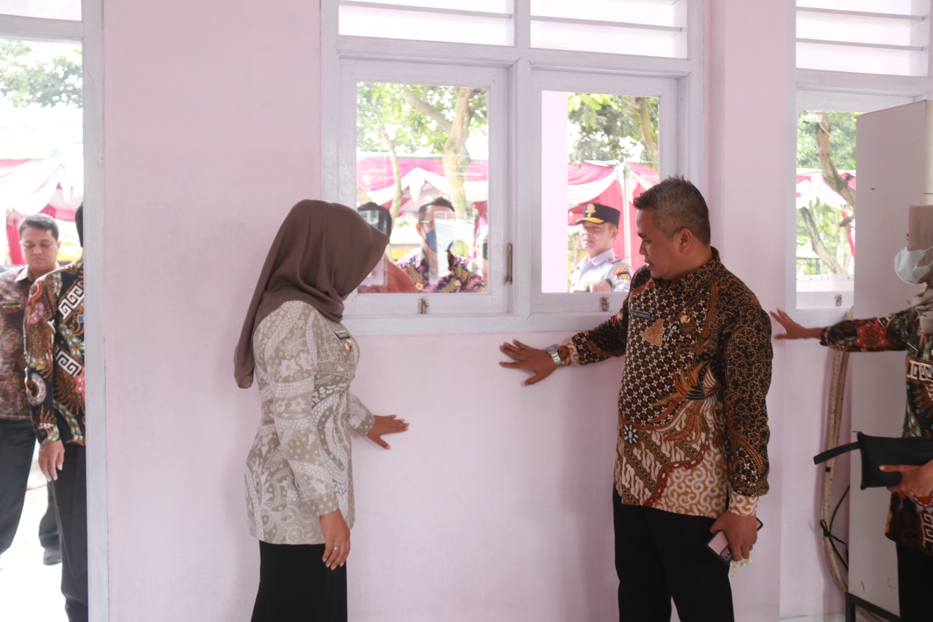 Bupati Ikfina dan Kepala Dindik Kabupaten Mojokerto saat meninjau pembangunan TKNP1 Dawarblandong