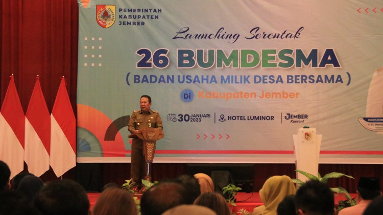 Bupati Jember Hendy Siswanto saat melaunching 26 BUMDESMA Se-Kabupaten Jember di Hotel Luminor Jember pada Senin (30/1/2023). Foto: Pemkab Jember.