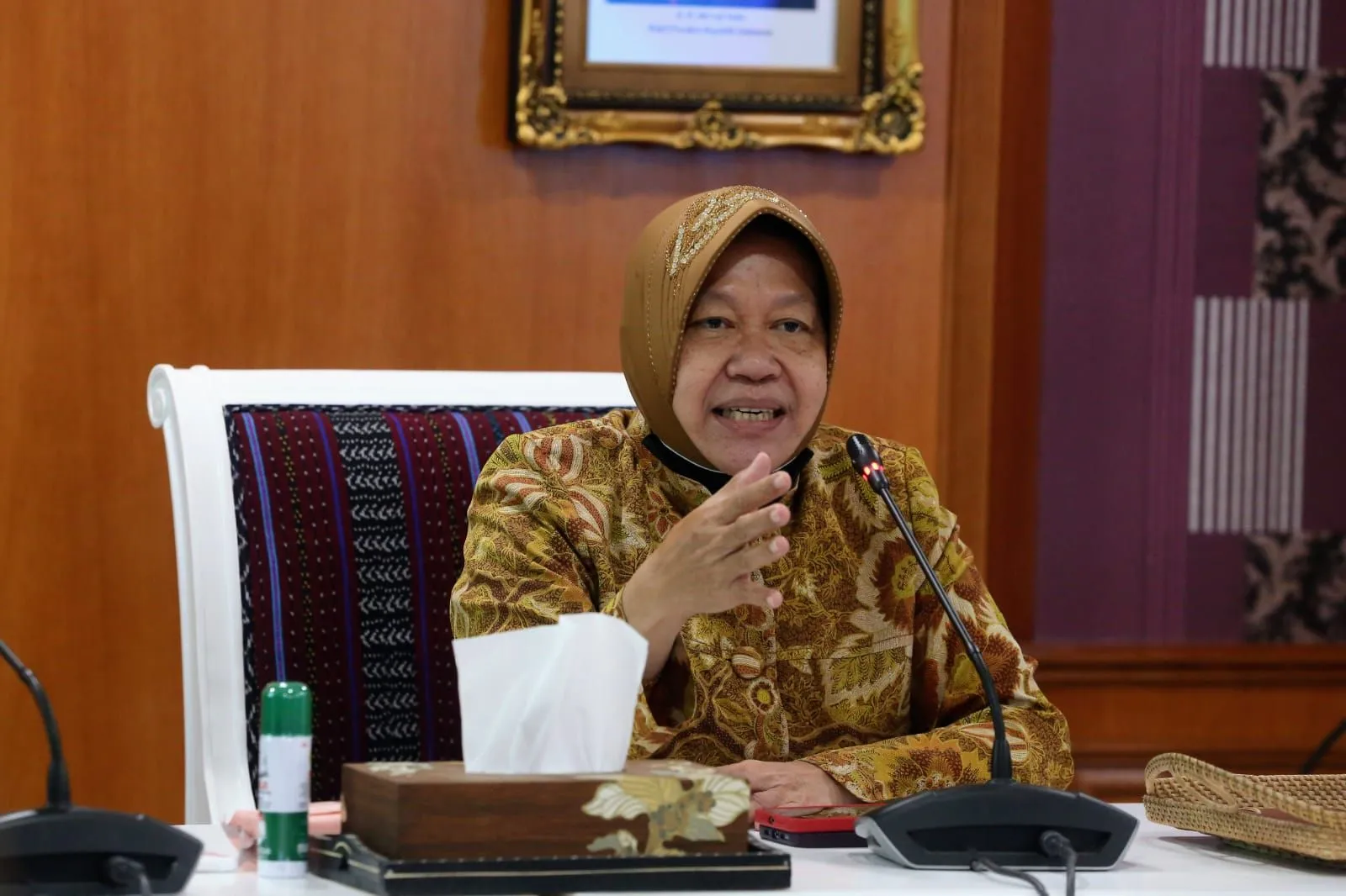 Risma Akui Penerima Bansos Ada yang Direksi atau Pejabat Perusahaan