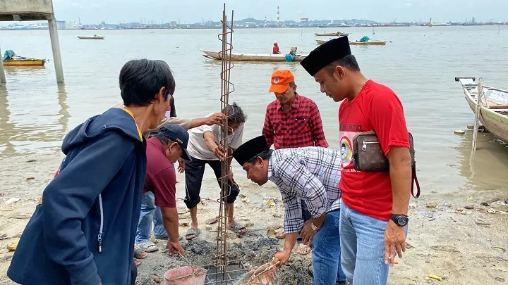 Silaturahmi dengan Nelayan Kamal, Mahfud Bangun Tambatan Perahu