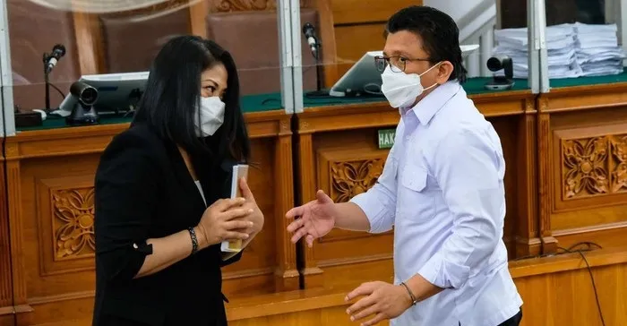 Terdakwa Sambo dan Istri, Sama-sama Emoh