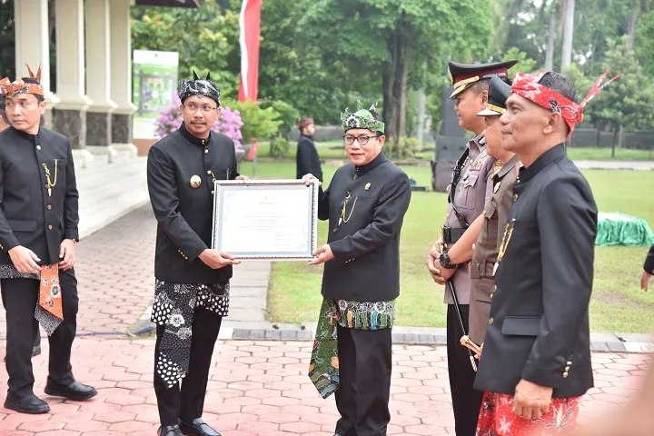 Harjasda ke-164, Bupati Gus Muhdlor Berikan Penghargaan ke Forkopimda