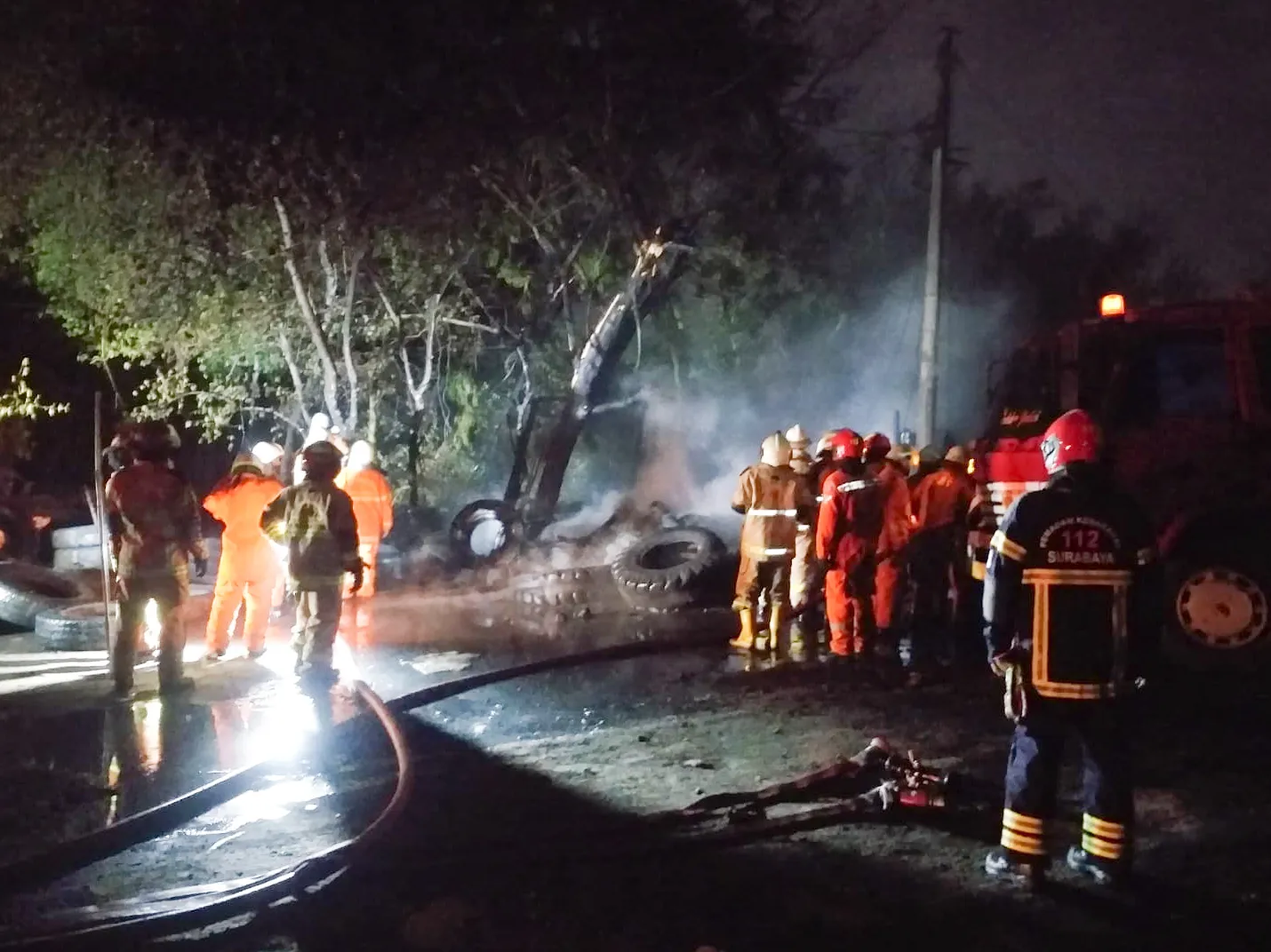 Bakar Kayu Usir Nyamuk, Dua Motor dan Satu Bodi Truk dalam Bengkel Las Kalianak Terbakar