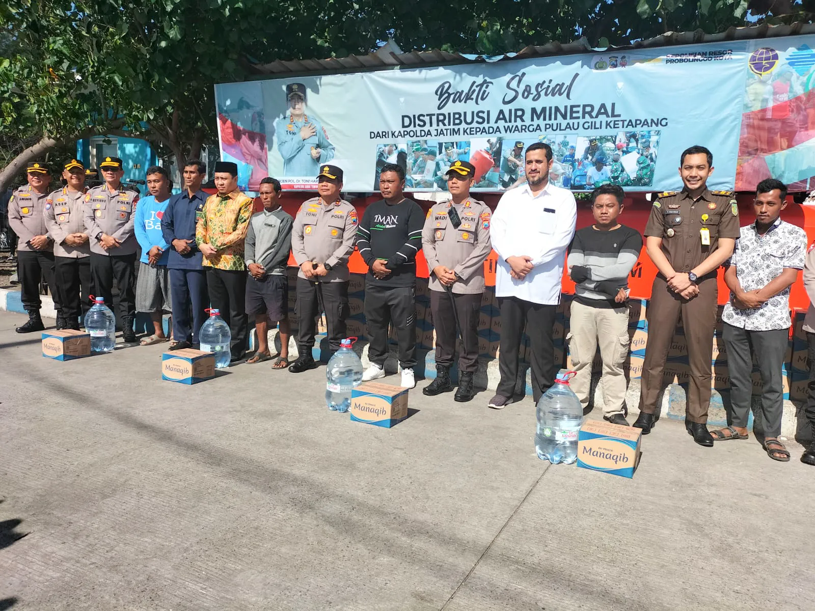 Kapolda Jatim Gelontorkan Bantuan Air Mineral Bagii Penduduk Pulau Gili Ketapang