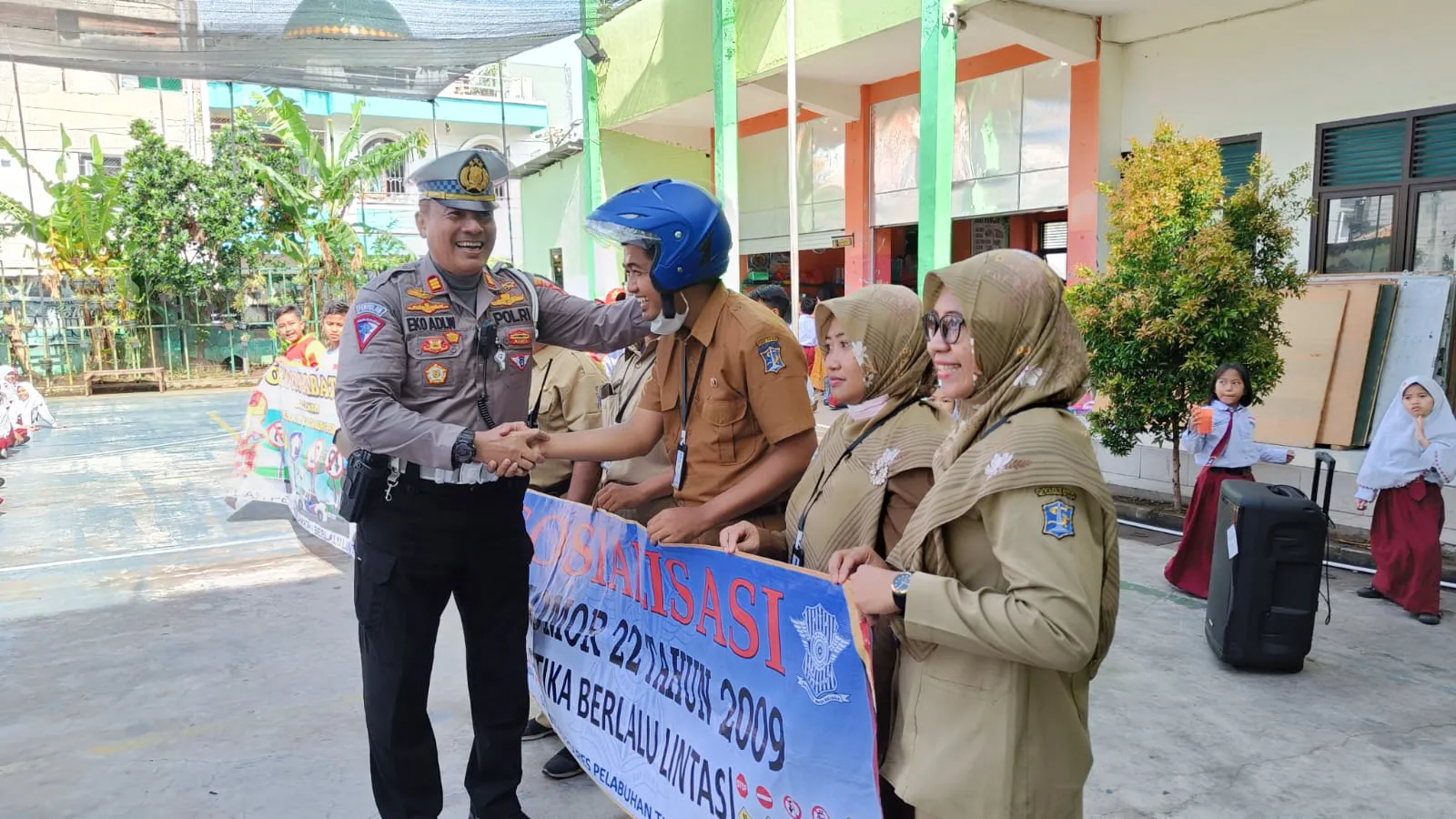 Satlantas Polres Tanjung Perak Beri Edukasi dan Sosialisasi Etika Berlalu Lintas di Salah Satu SD di Surabaya