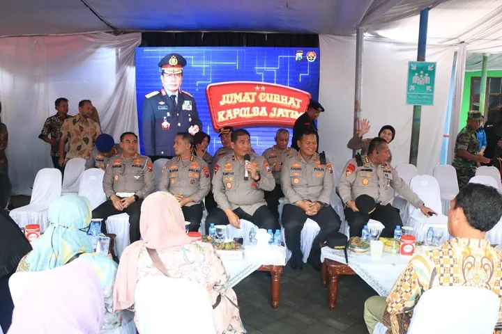 Dicurhati Bu RT Usai HP Dimaling, Wakapolda Jatim Langsung Ganti Baru