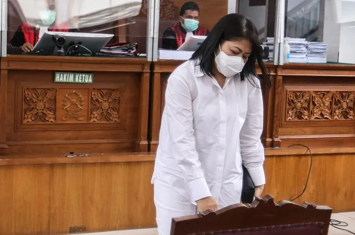 Putri, Tak Bisa Tutupi Aibnya Berselingkuh dengan Ajudannya