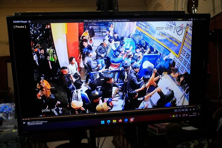 5 Menit Sebelum Laga Bubar, Lapangan Sudah Kacau