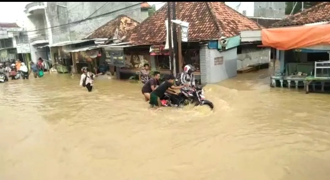 Kecamatan Blega Bangkalan Kembali Banjir, Kini Meluap ke Jalan Nasional