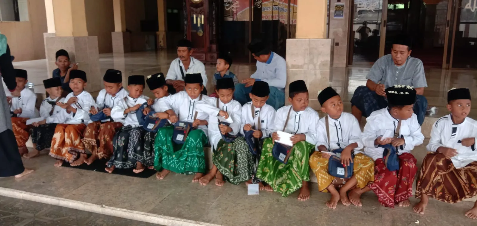 Masjid Al-Amin Dukuhsari Berkolaborasi dengan Puskesmas Jabon, Pusura Candi dan RS Wiyung Gelar Khitanan Massal
