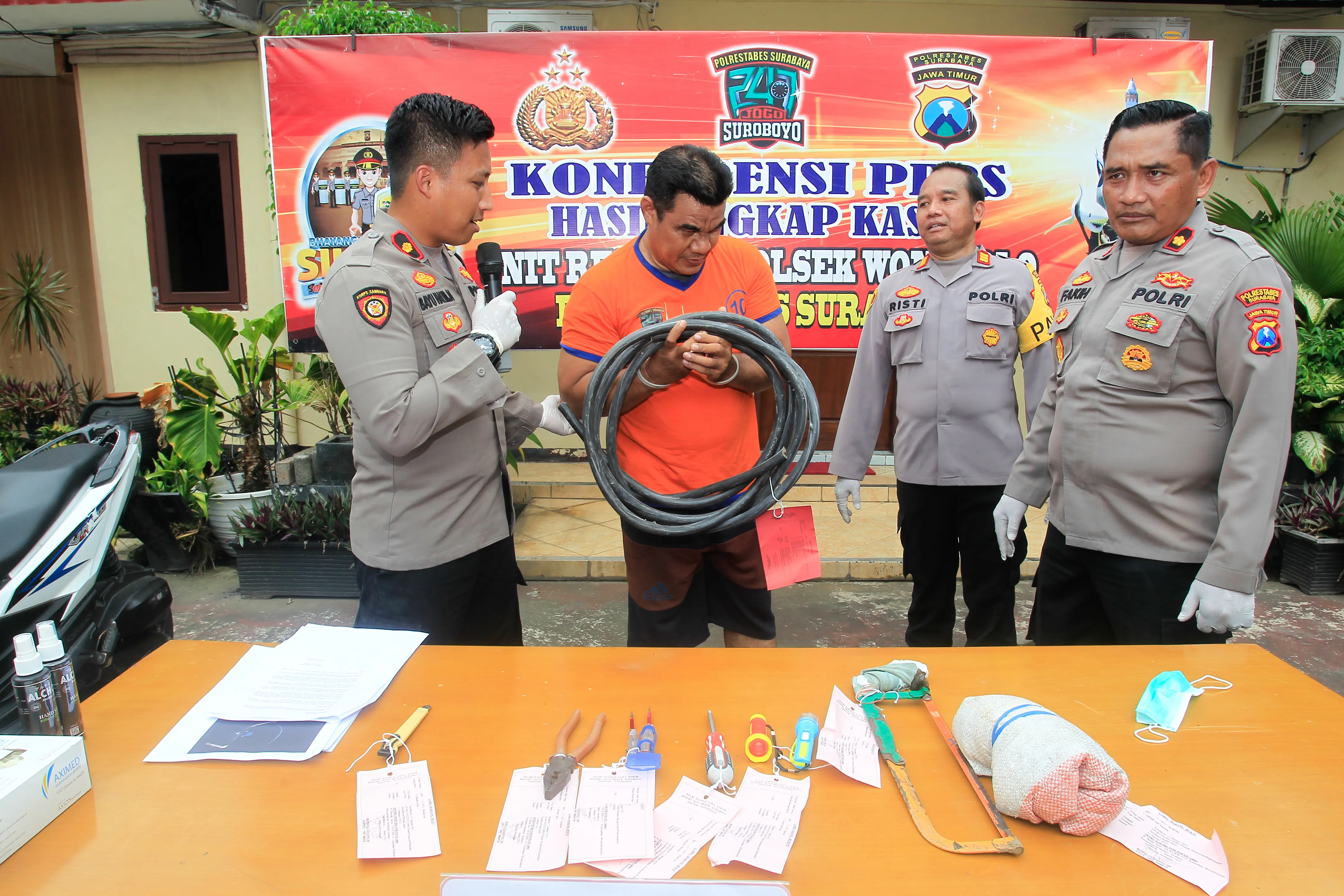Kepergok Curi Kabel Listrik, Warga Bulak Jaya Diringkus Polsek Wonocolo