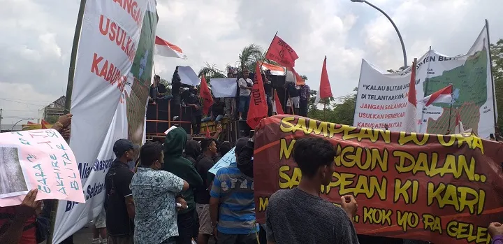 Massa dari Tujuh Kecamatan di Blitar Selatan Gerudug Kantor Pemkab Blitar