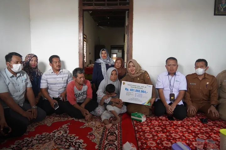 Bupati Ikfina Serahkan Santunan BPJS Ketenagakerjaan Kepada Ahli Waris Korban Kecelakaan Kerja