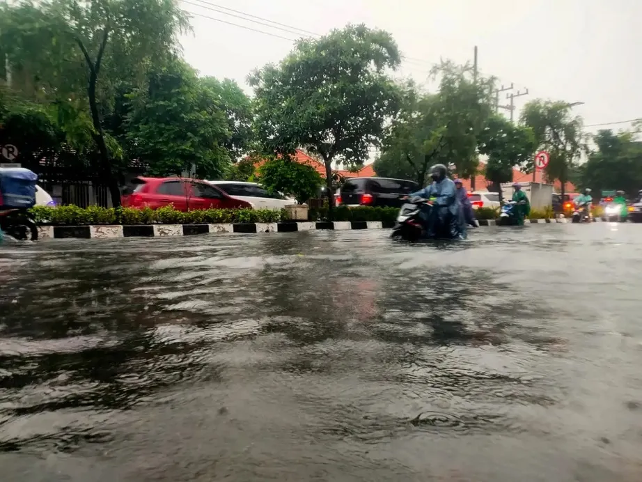 Baca juga : Atasi Banjir, Pemkot Surabaya Gelontorkan Rp 704 M