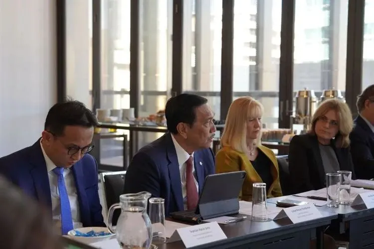 Luhut Jalin Kerja Sama Baterai Kendaraan Listrik dengan Australia