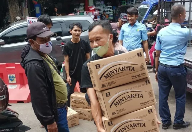 Pemkot Surabaya Gelontorkan 23.904 Liter Minyak Goreng di 8 Pasar
