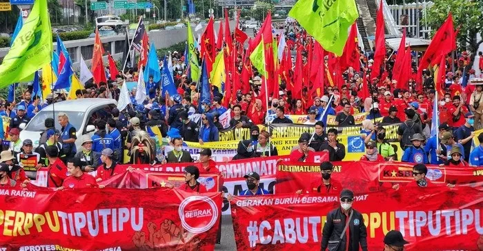 Ratusan massa yang tergabung dari sejumlah elemen menggelar demonstrasi di depan Gedung DPR yang menuntut Perppu Ciptaker yang dibuat oleh pemerintah, untuk ditolak.