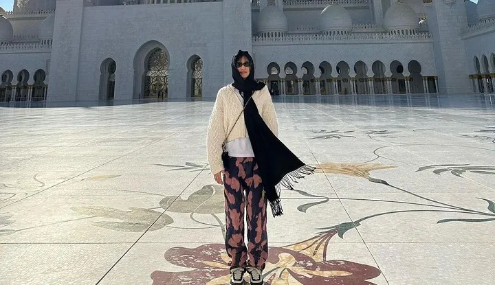 Berkerudung di Masjid, Disapa "Assalamualaikum Ukhti Jennie..."