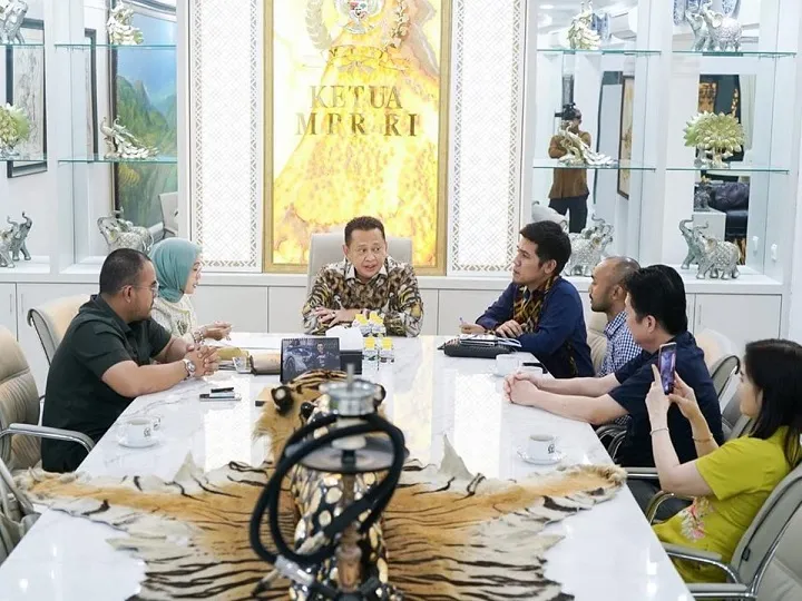 Ketua MPR Ngaku Suka Barang Tiruan