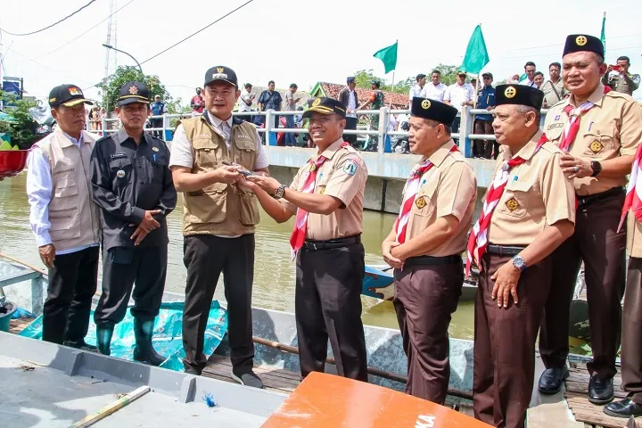 Lancarkan Aliran Air, Mesin Pencacah Eceng Gondok di Bengawan Jero Ditambah