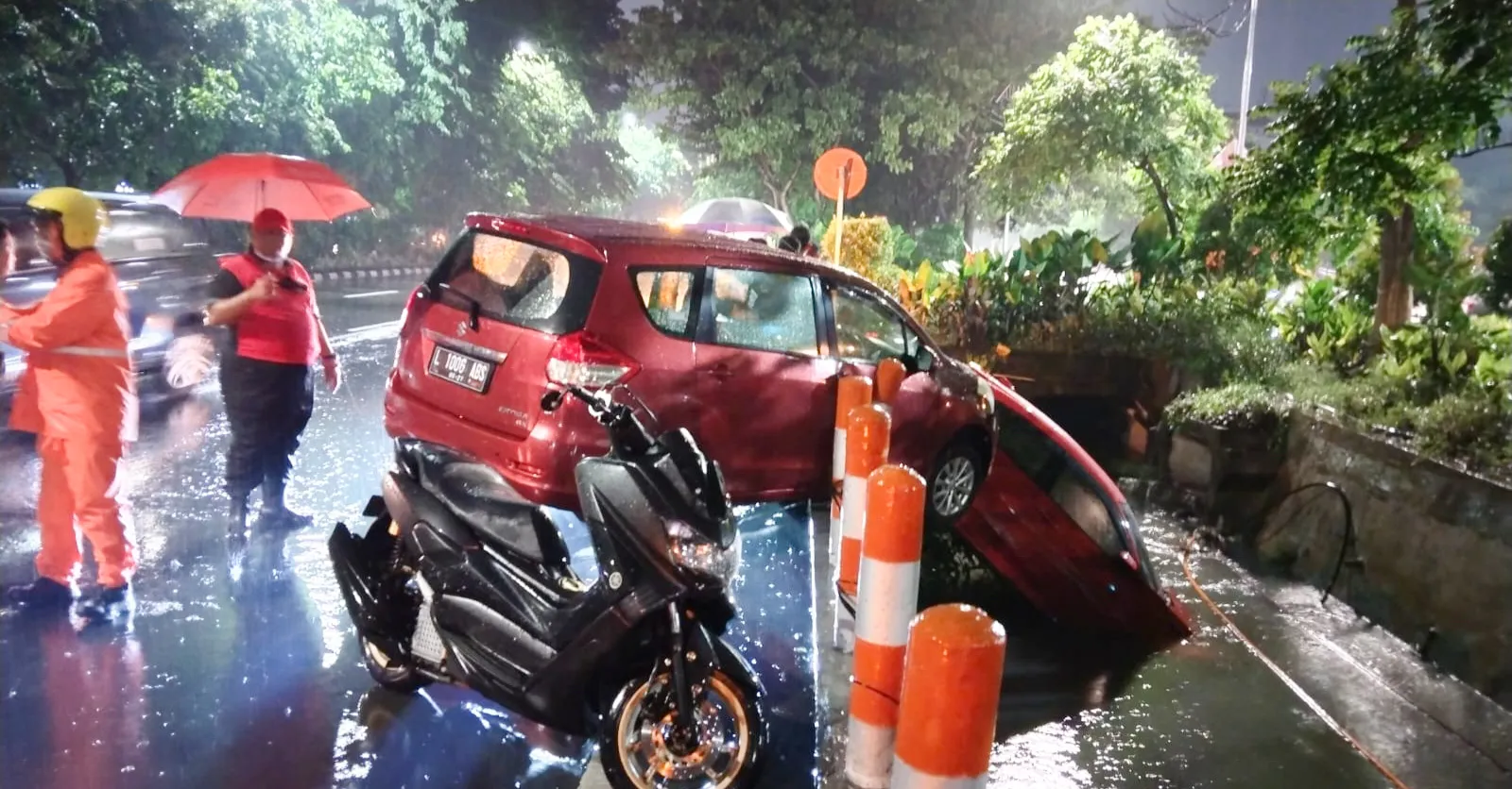2 Mobil Tabrakan di Ahmad Yani Surabaya, Honda Civic Nyebur Parit