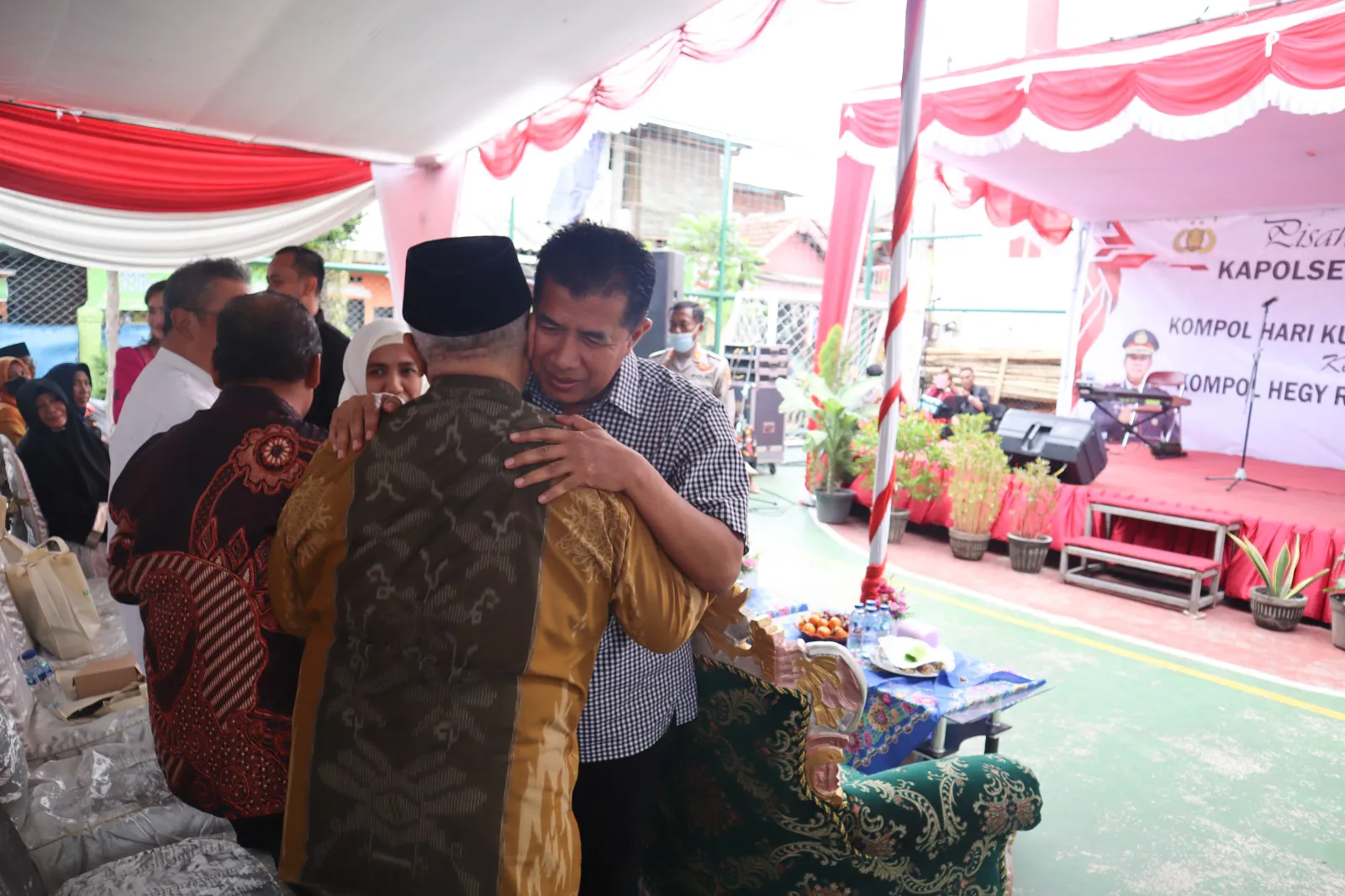 Acara Pisah Sambut Kapolsek Asemrowo Diwarnai Isak Tangis Haru