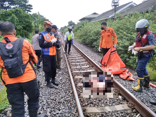 Tersambar Kereta di Perlintasan Ketintang, Pria Tanpa IdentitasTewas Tercecer