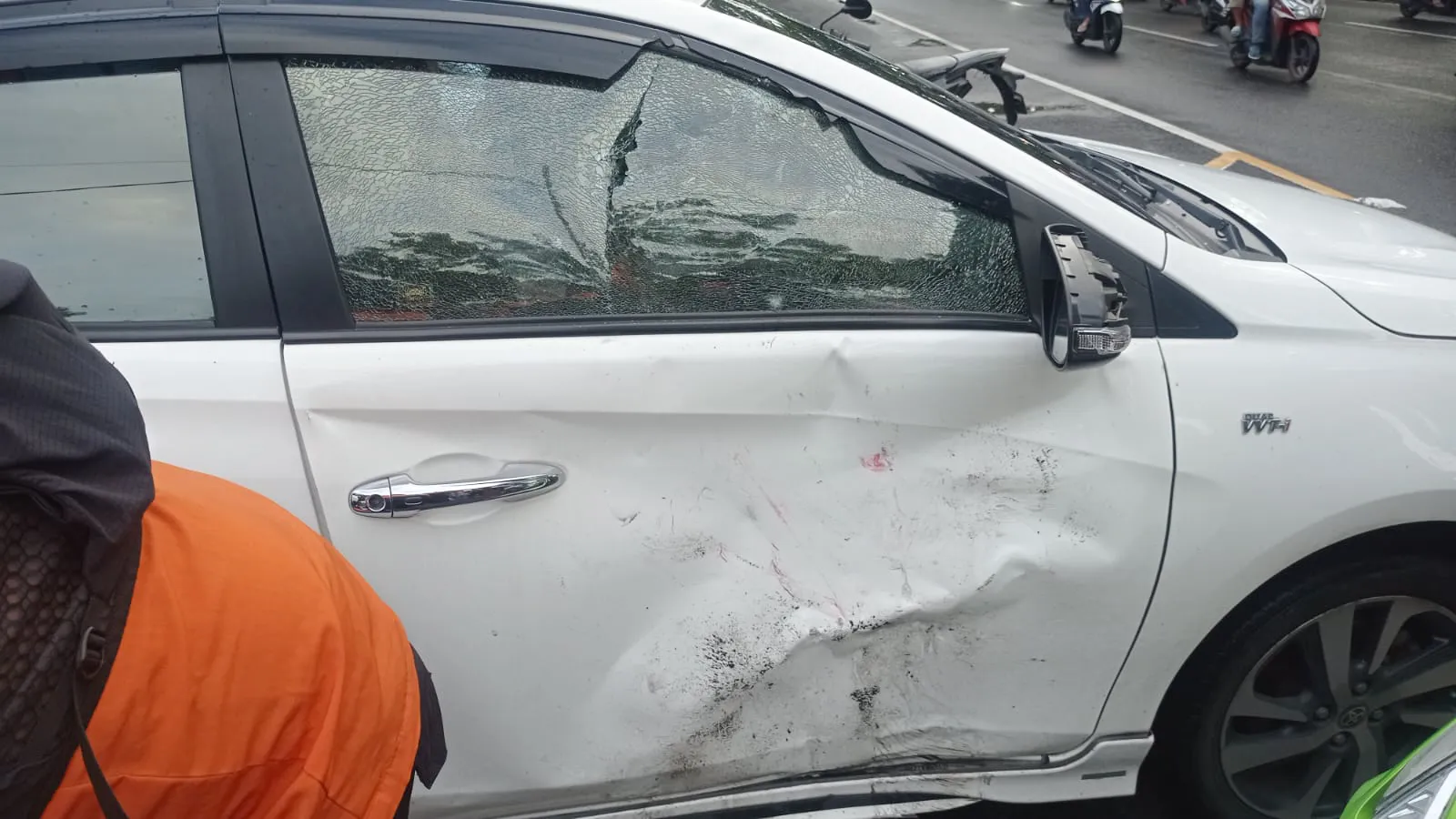 Gagal Hindari Mobil Belok Mendadak, Pengendara Motor Terpental
