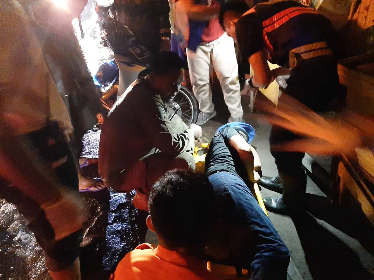 Gagal Salip Truk, Pemotor Alami Patah Tulang