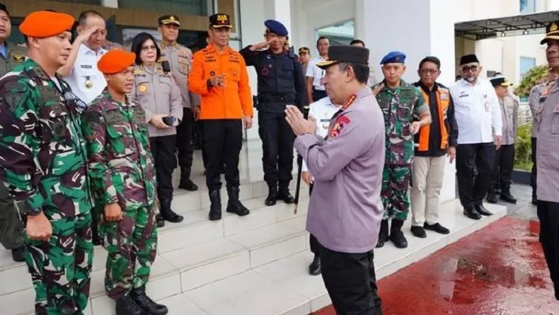 Kapolri Jabat Erat Prajurit Kopasgat